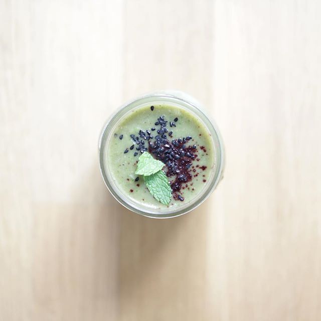 réveil tout doux avec ce smoothie poire-menthe et açai 💚